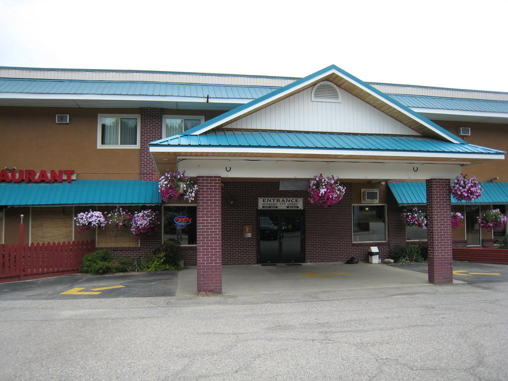 Canadas Best Value Inn & Suites-Castlegar Exterior photo